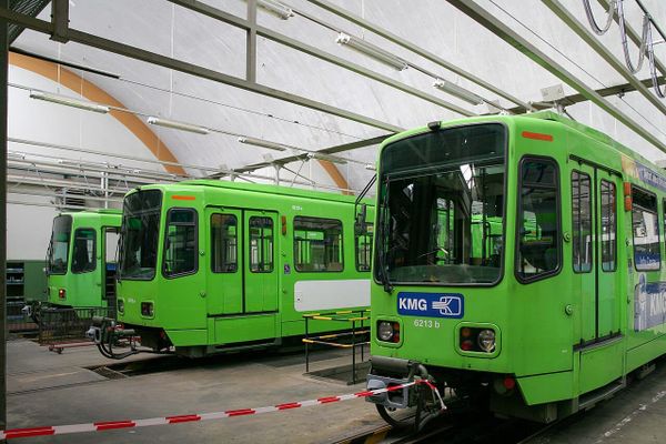 ÜSTRA beim Entdeckertag: Drohnen, Hüpfbahnen und ein Stadtbahnwagen von 1975