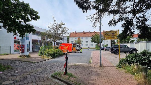 Drei Rote Bänke gegen häusliche Gewalt in Ricklingen aufgestellt
