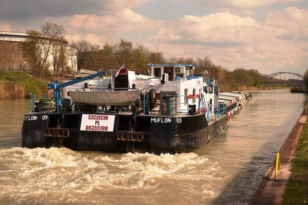 Kleidung am Mittellandkanal löst Großeinsatz in Vahrenheide aus — niemand im Wasser