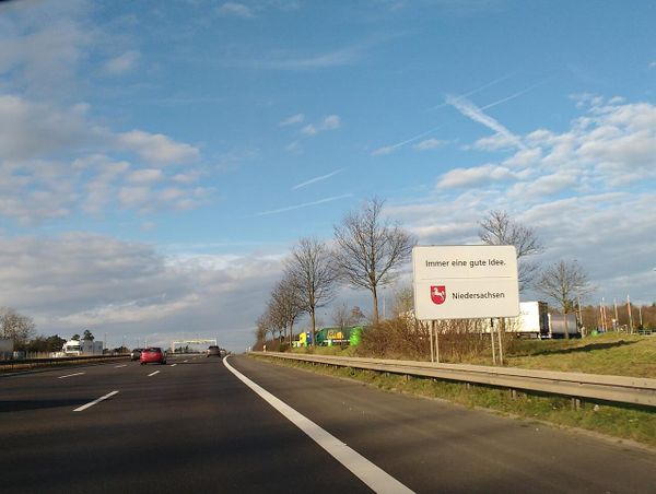 Losgelöstes Rad durchschlägt Windschutzscheibe auf der A 2 — Frau schwer verletzt