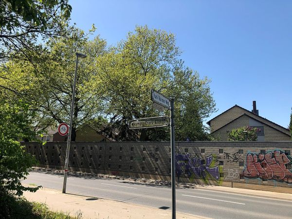 Falscher Wegweiser an der Hermann-Ehlers-Allee ausgetauscht