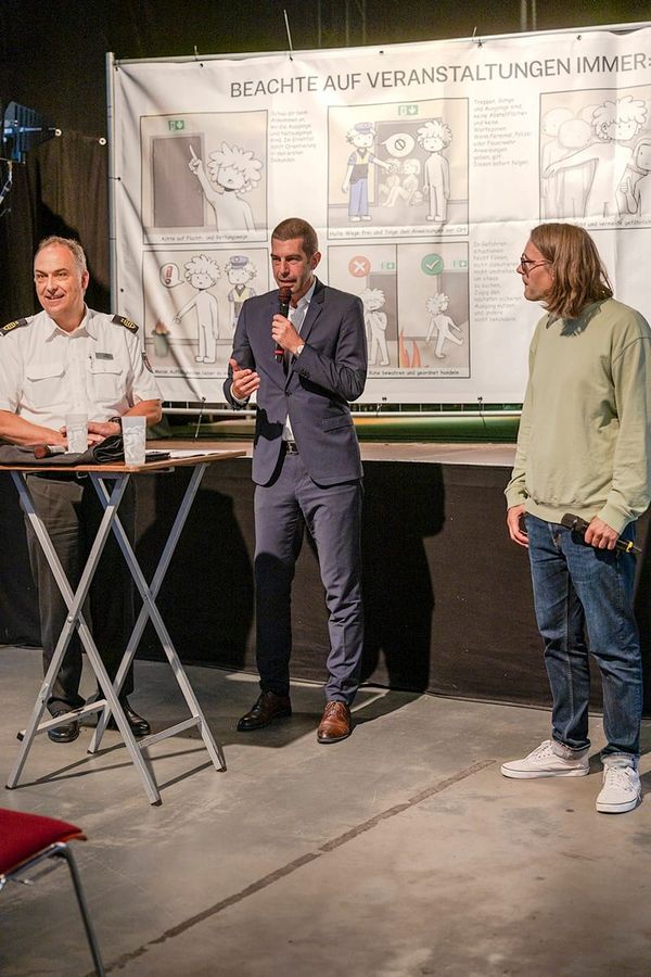 MusikZentrum und Feuerwehr erklären dem Publikum das Notfall-Einmaleins