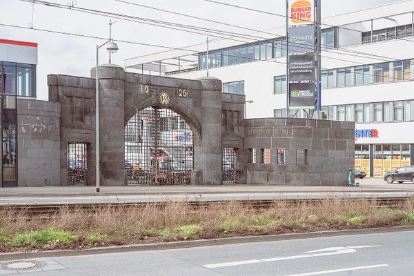 Hey, Mittwoch: Das Klavier auf dem Opernplatz darf bleiben