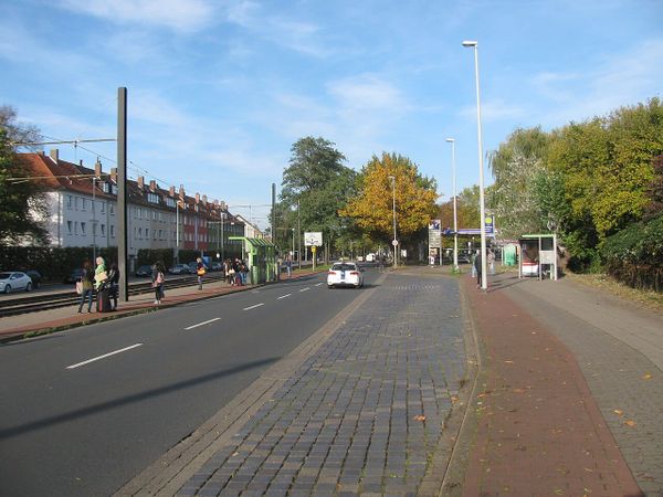 Gebäudebrand in Badenstedt: Feuerwehr rettet sieben Menschen über Leitern und Sprungretter
