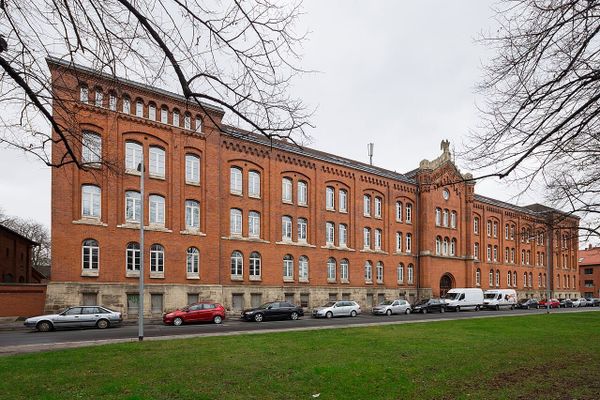 Mehrere Autos brennen im Parkhaus der Polizei in der List