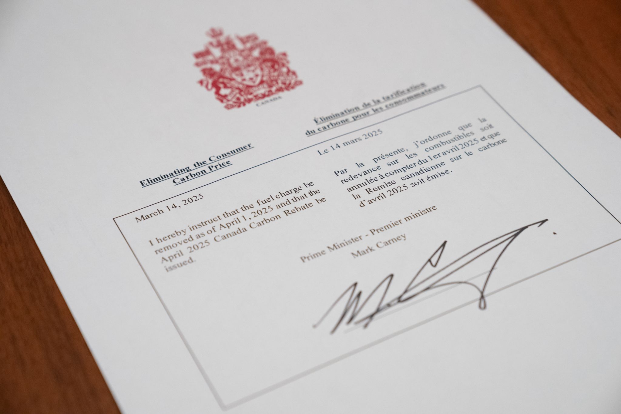 A photo of the document signed by Prime Minister Mark Carney providing a directive to eliminate the consumer carbon price.
Une photo du document signé par le premier ministre Mark Carney donnant la directive d’abolir la taxe carbone pour les consommateurs.