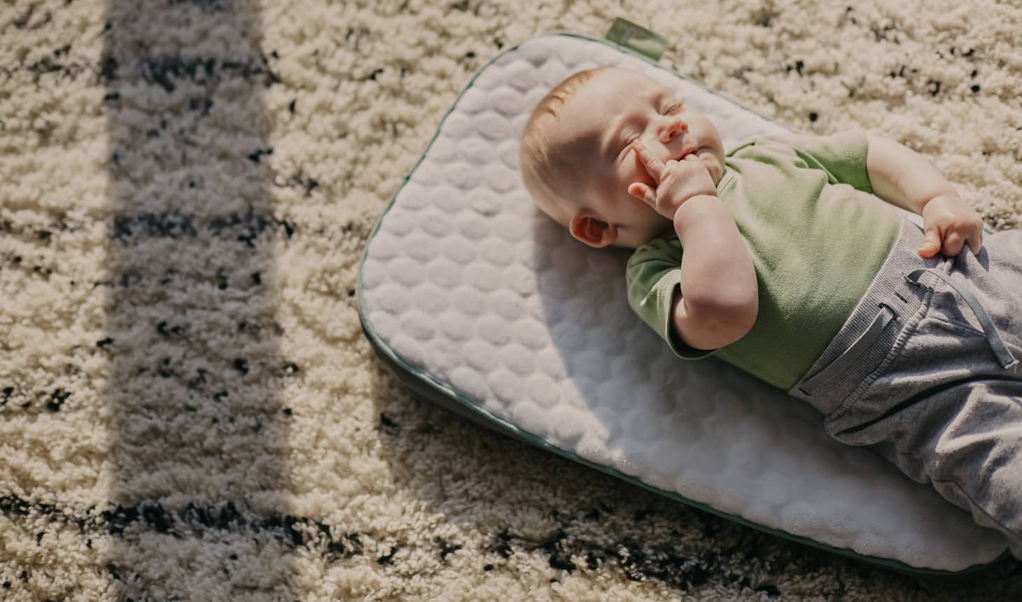 bebé dormidito sobre un colchón