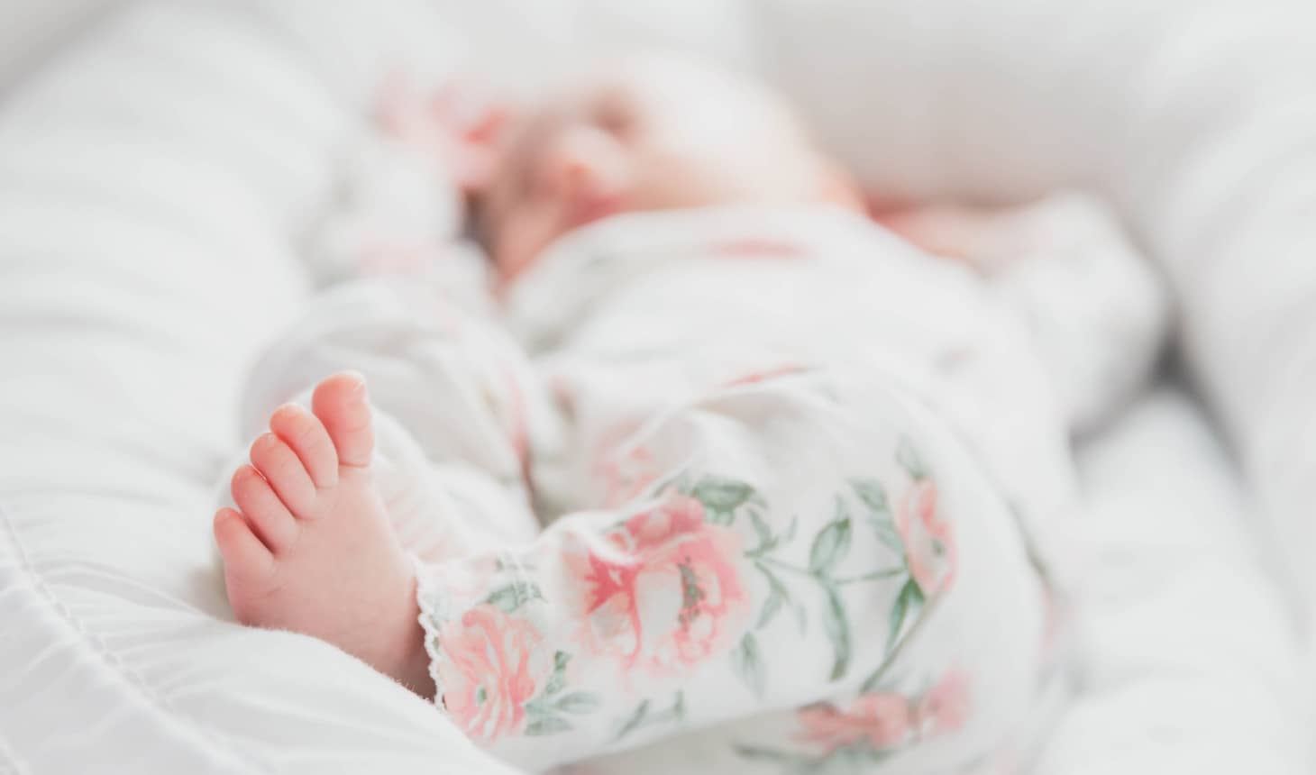 bebé con un pijama floreado puesto