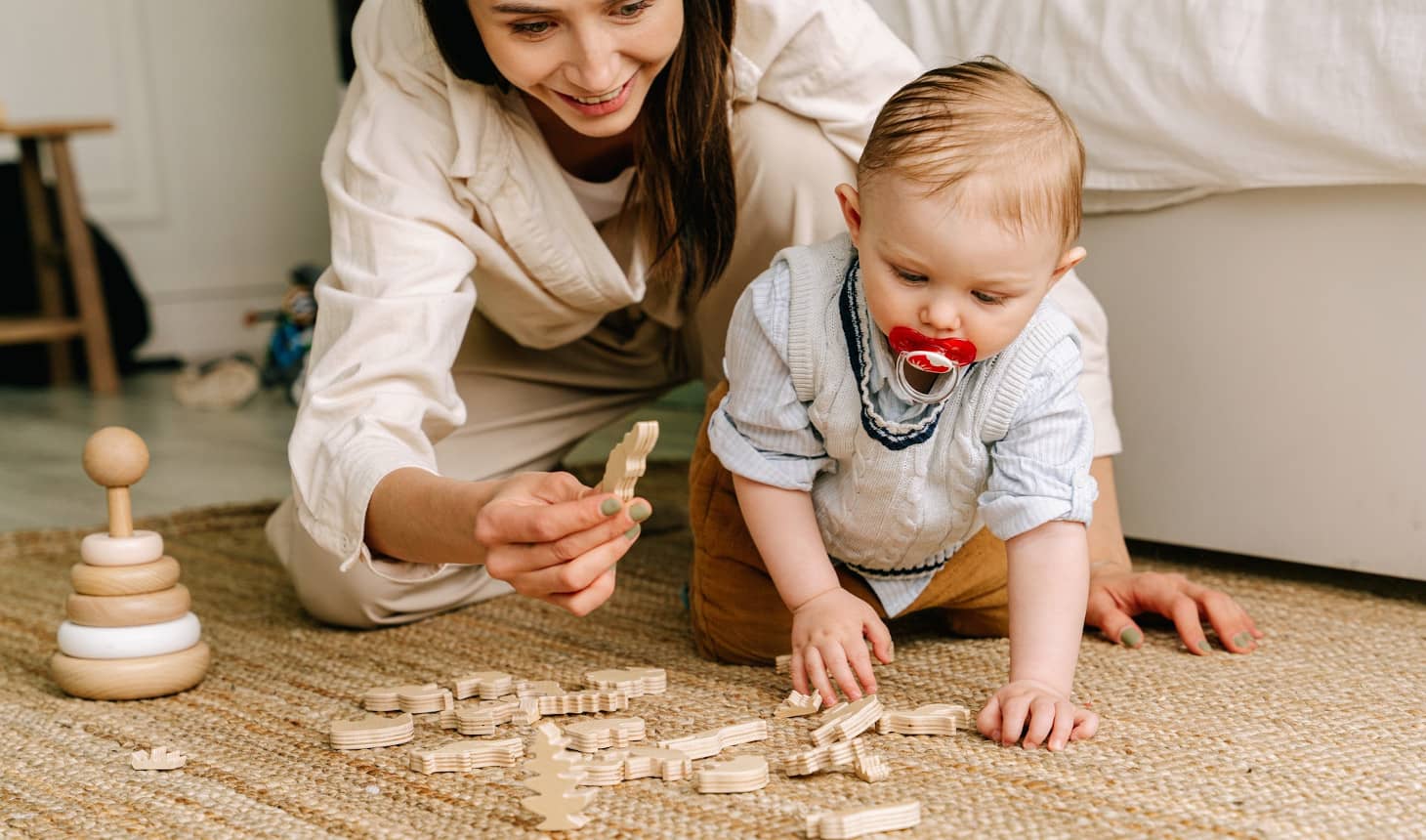 bebé jugando con varios juguetes de madera