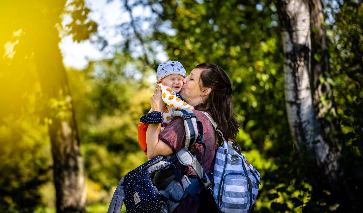 de paseo con el bebé cargados como mulas