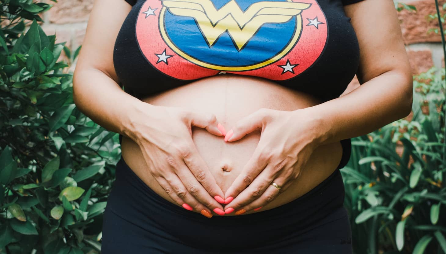 embarazada con camiseta de wonderwoman