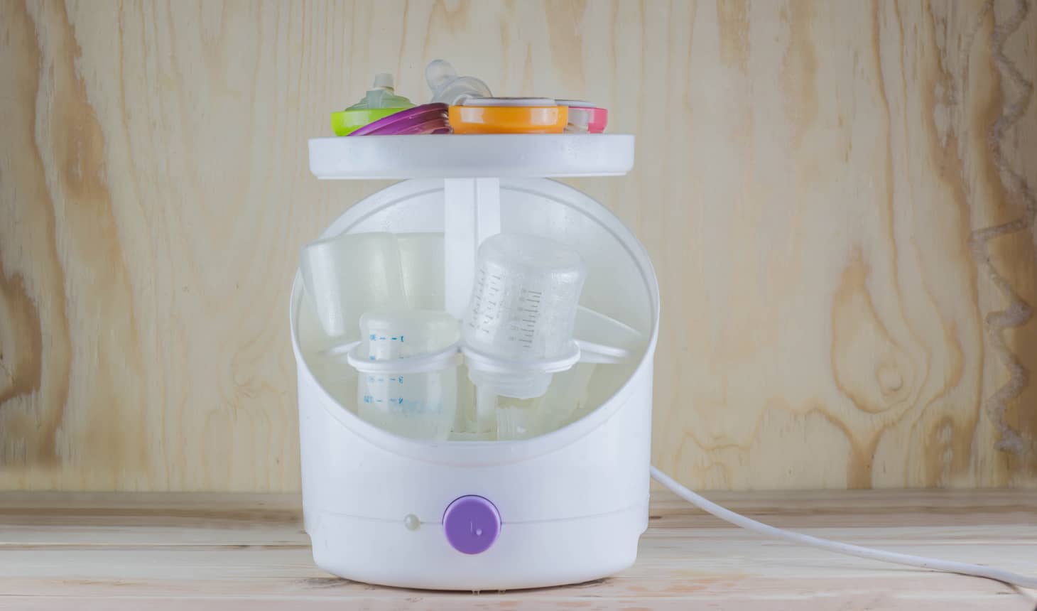 esterilizador de biberones eléctrico abierto mostrando biberones