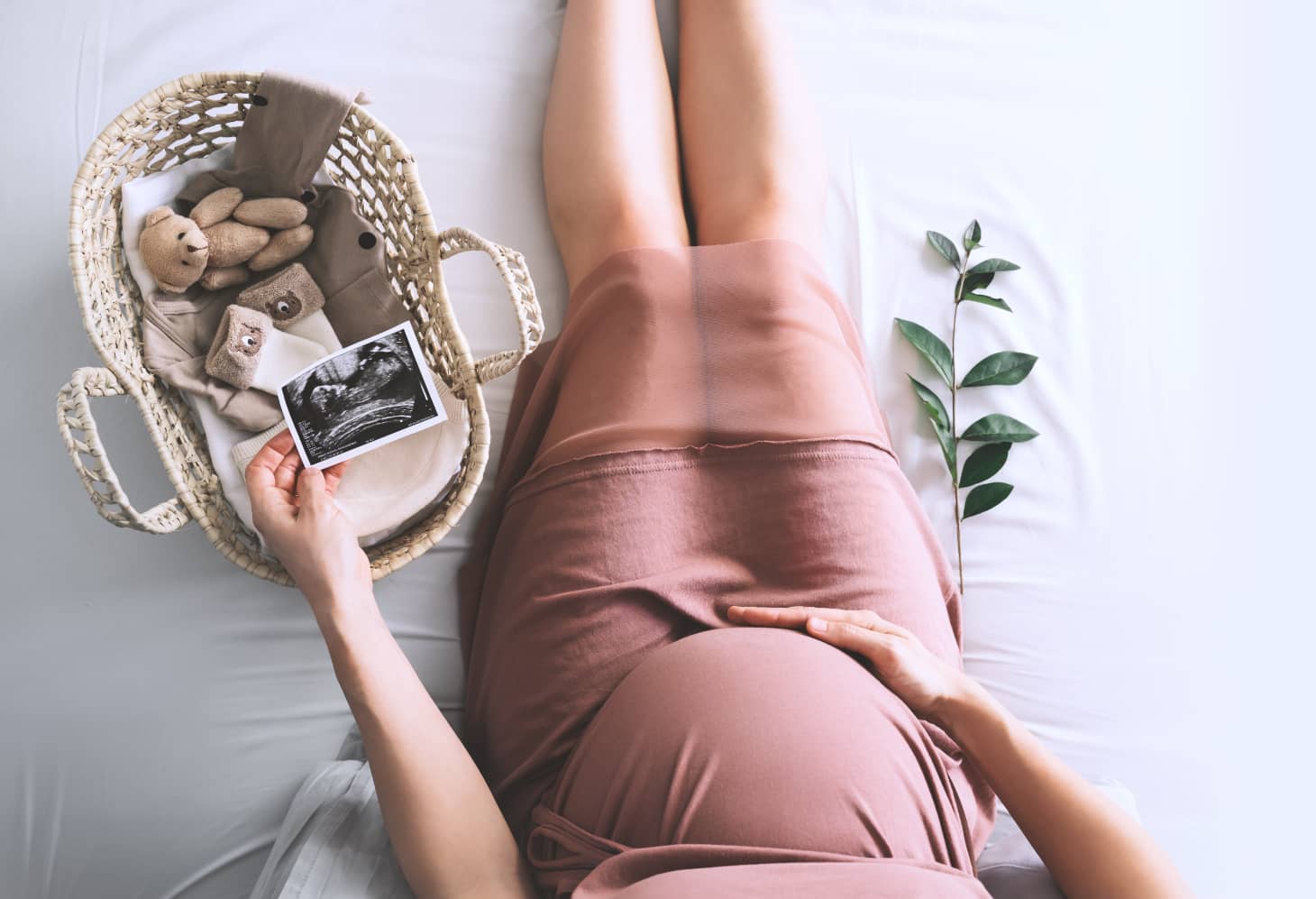 mirando la ecografía junto a canastilla