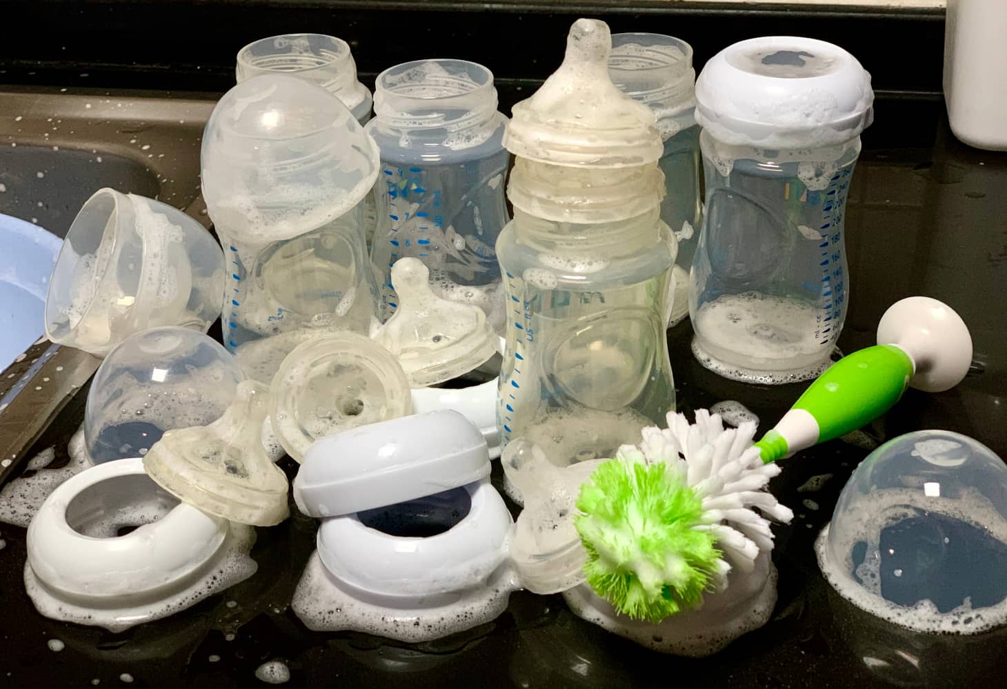 muchos biberones y tetinas lavados