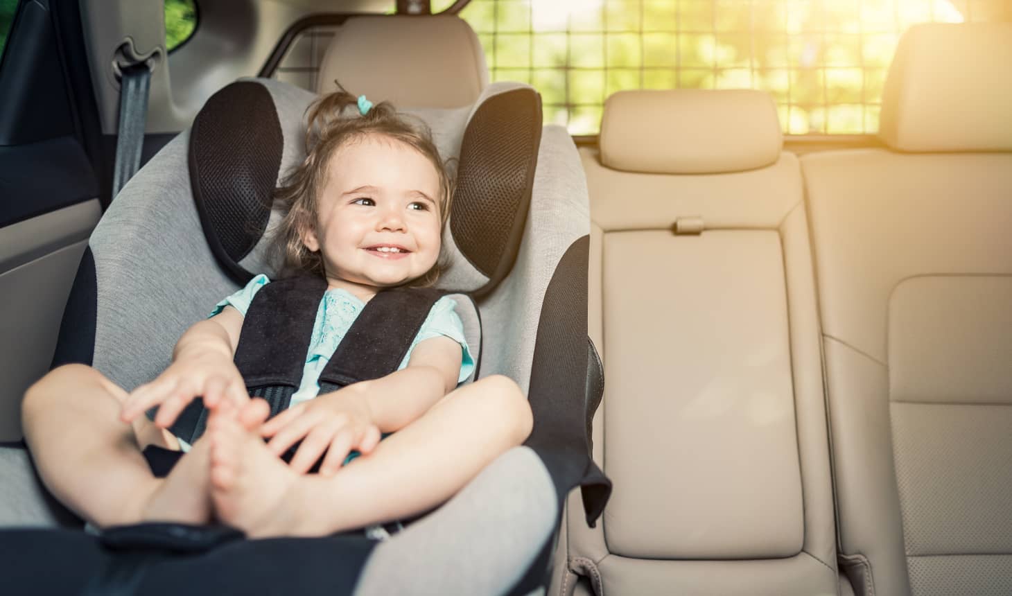 niñita en una silla de coche convertible