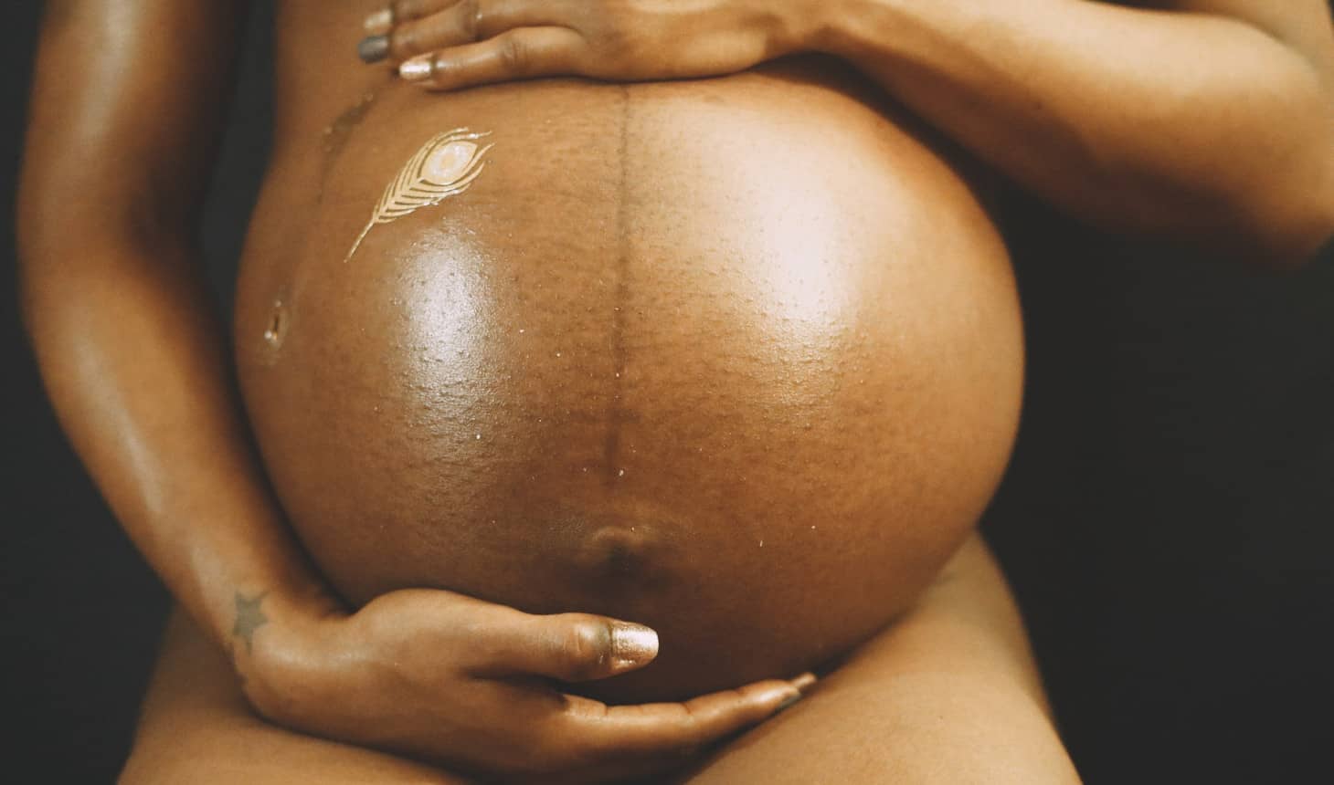 un gran vientre de embarazada