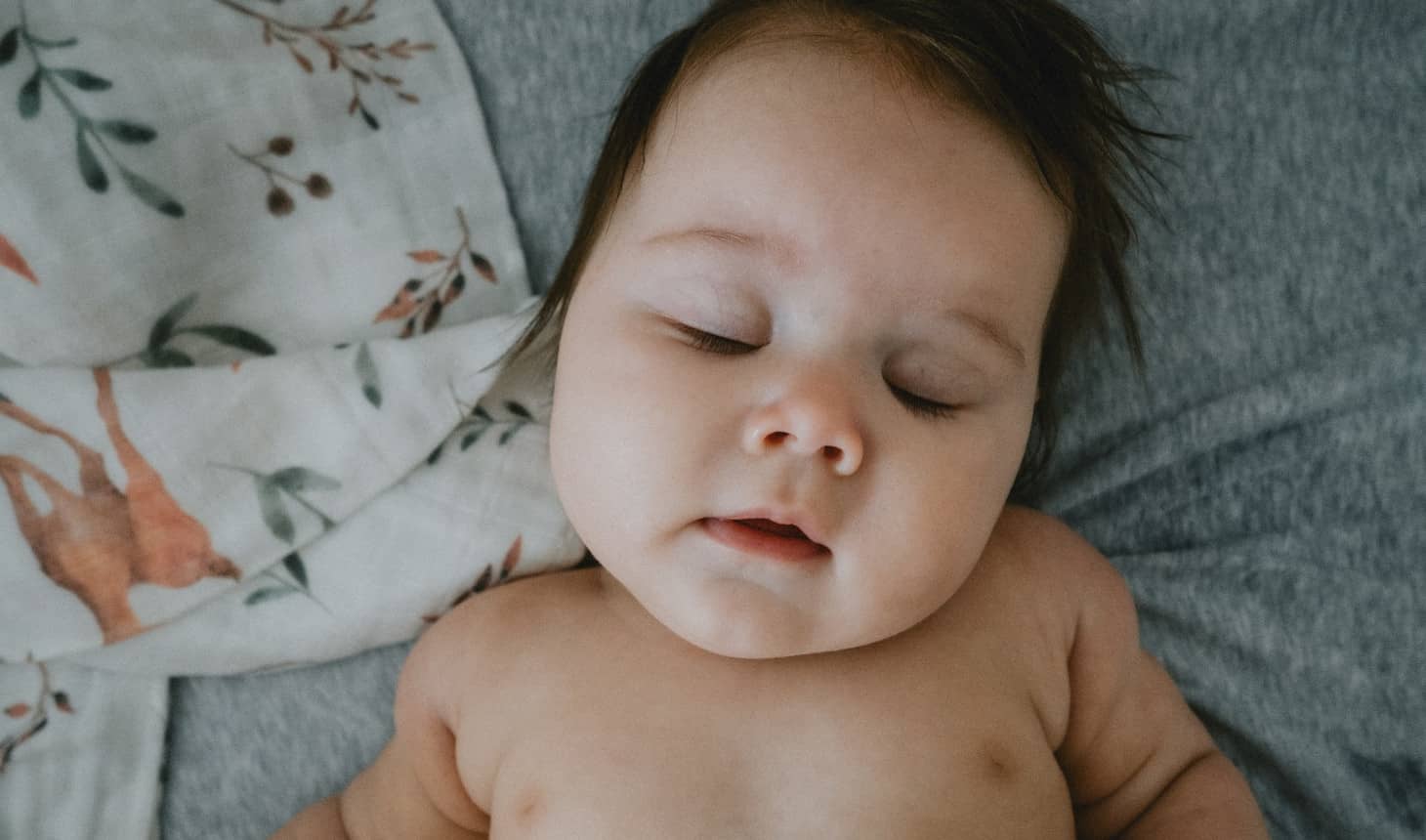 una bebé durmiendo plácidamente