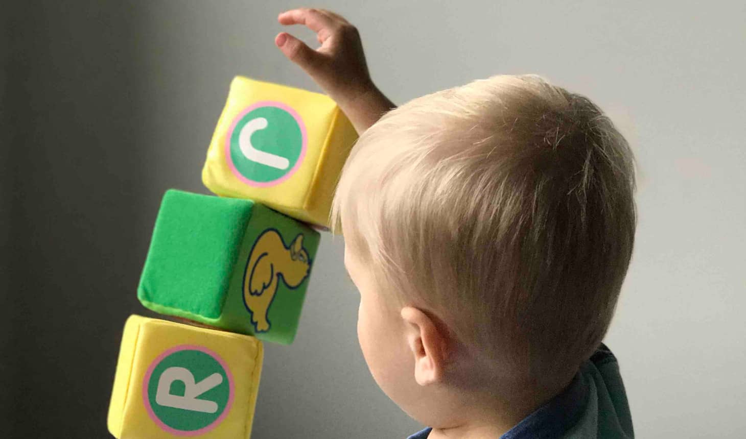 bebé apilando cubos de tela