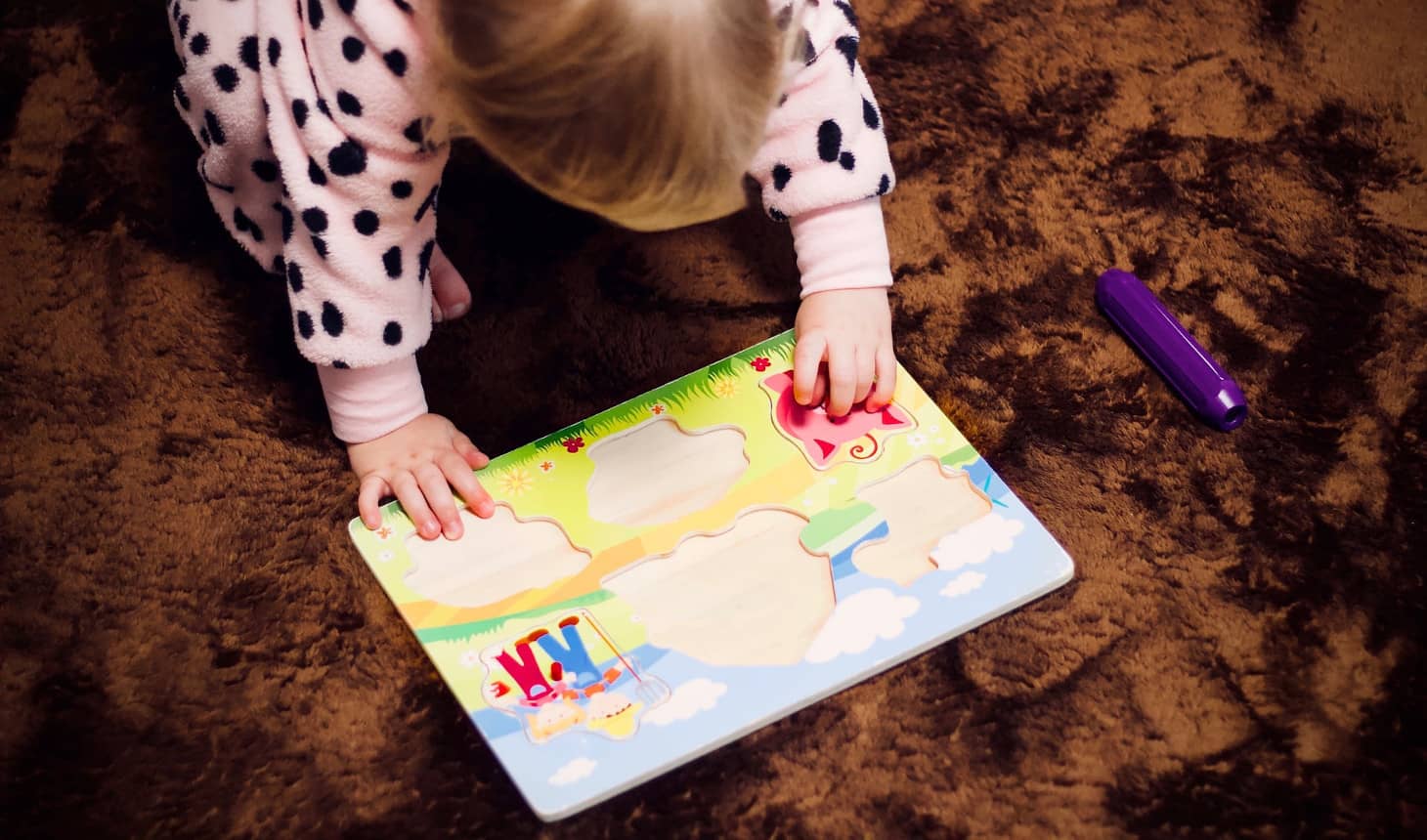 bebé jugando con un juego de encastrables