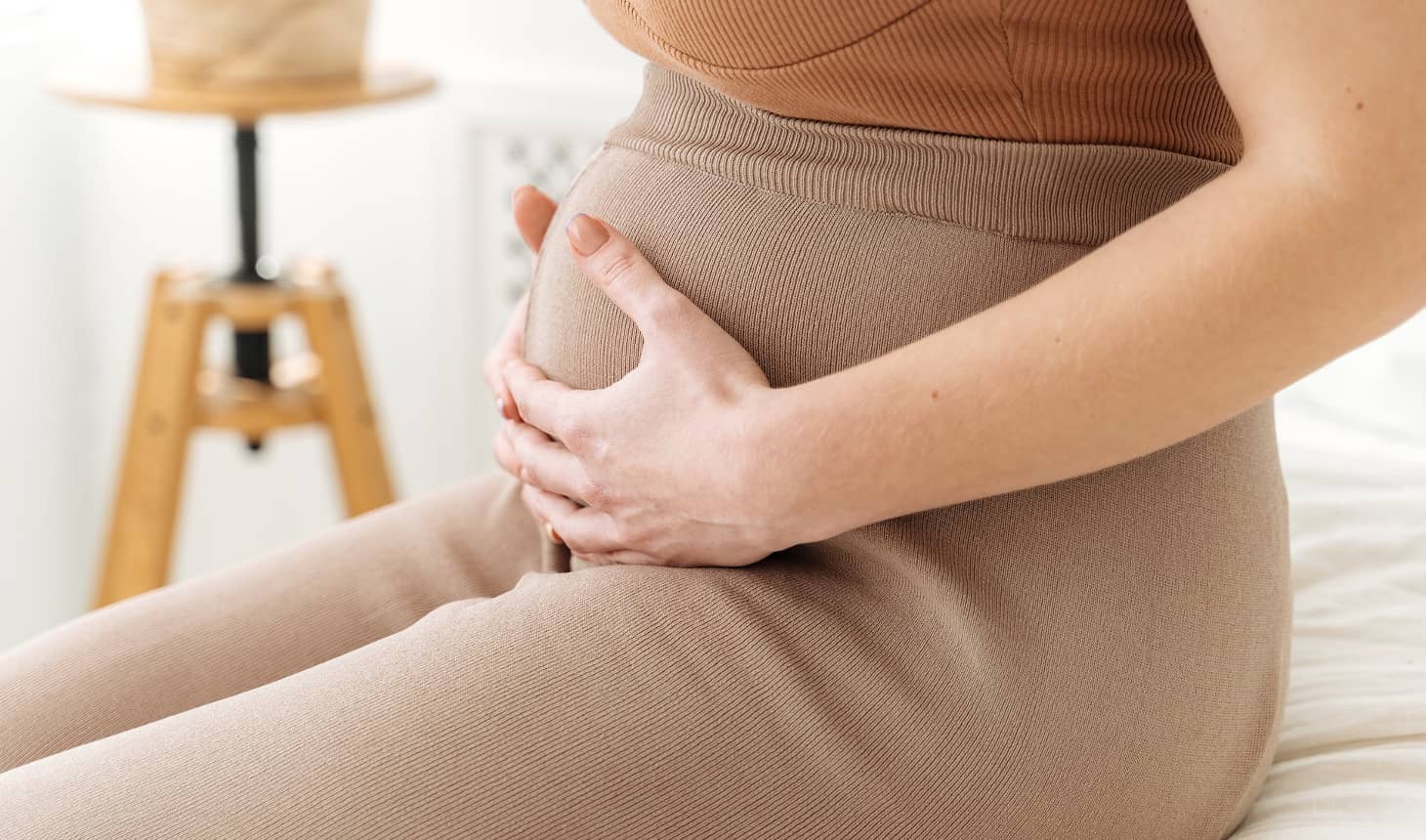 embarazada tocándose el bajo vientre