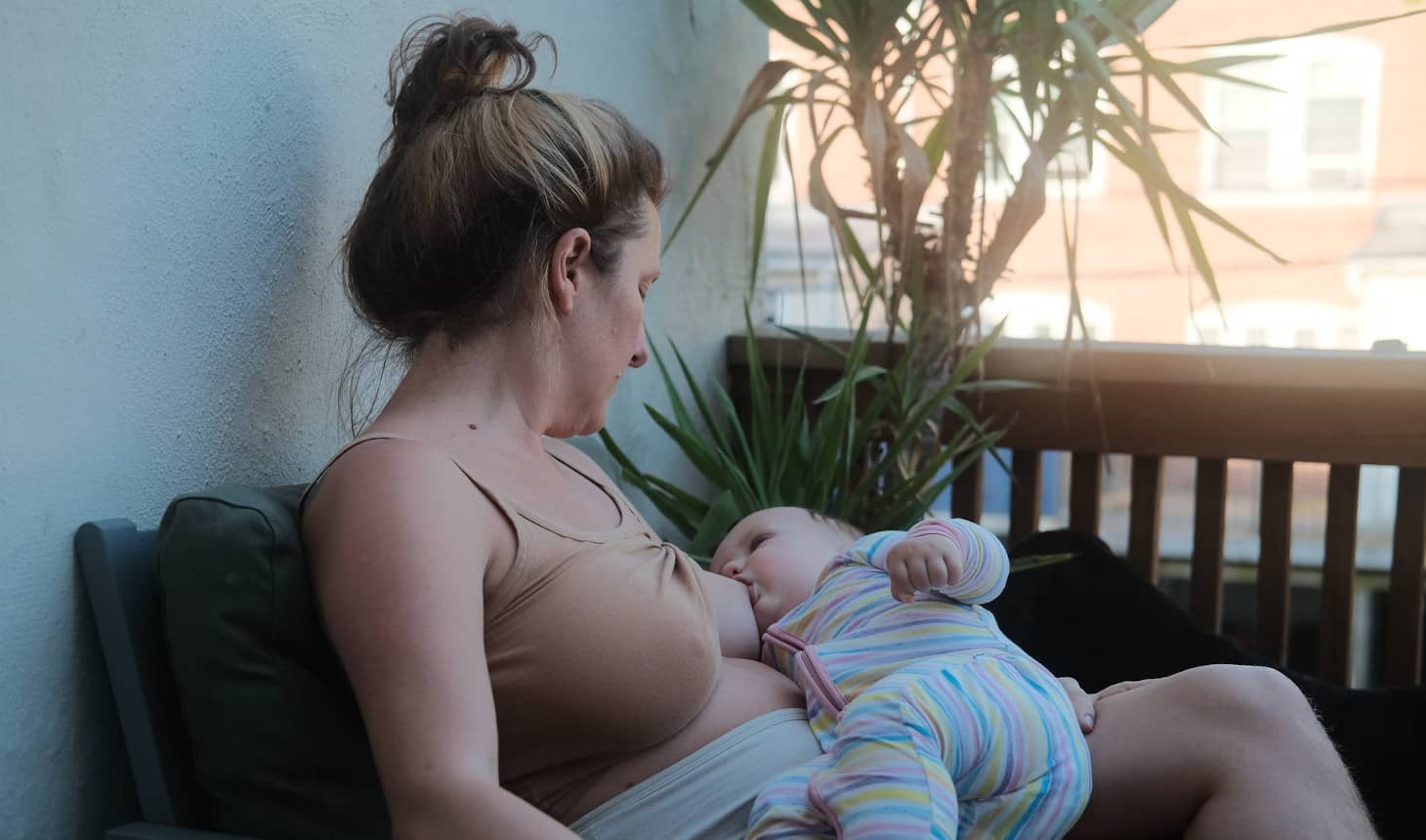 mamá dando de mamar