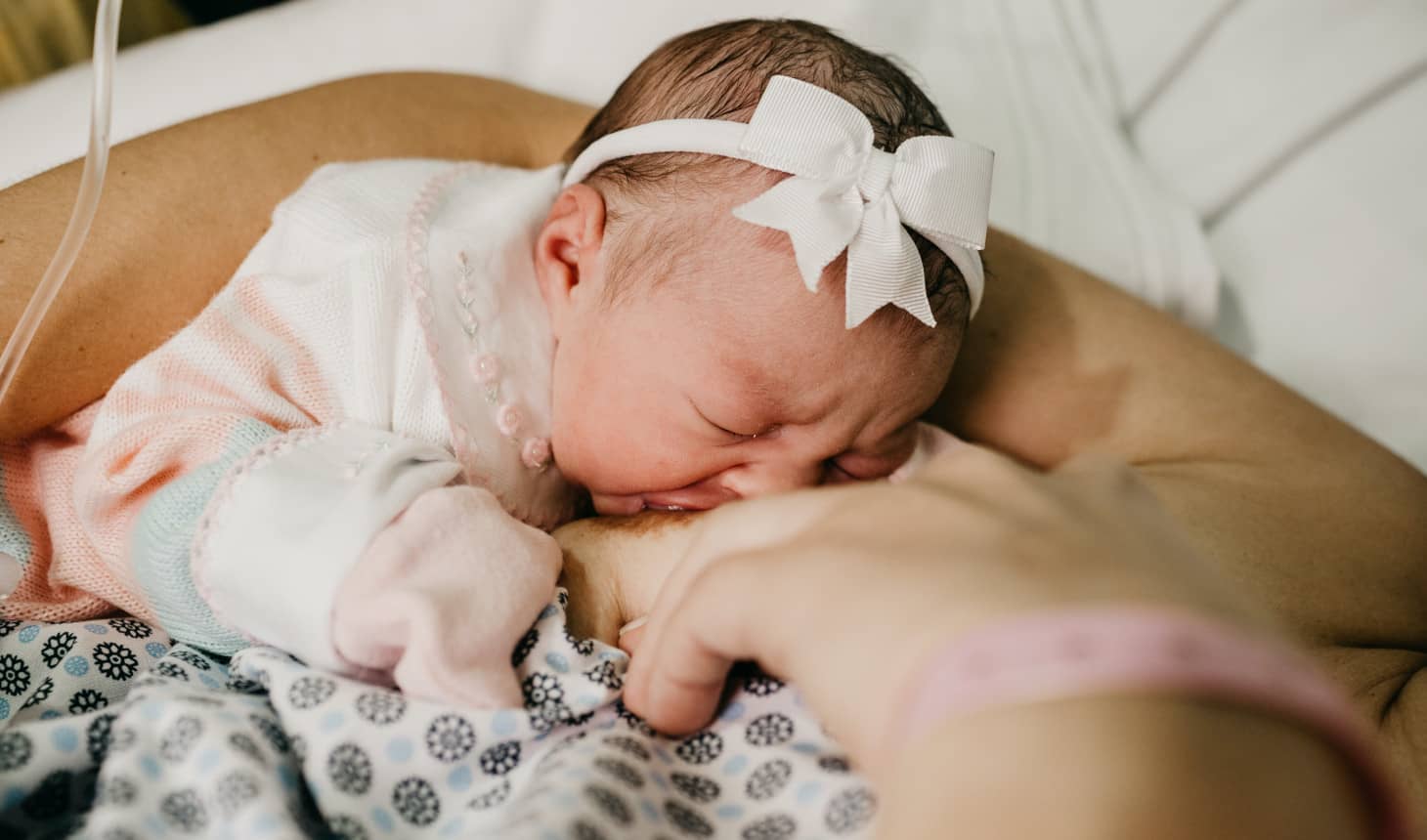recién nacido que comienza a tomar el pecho