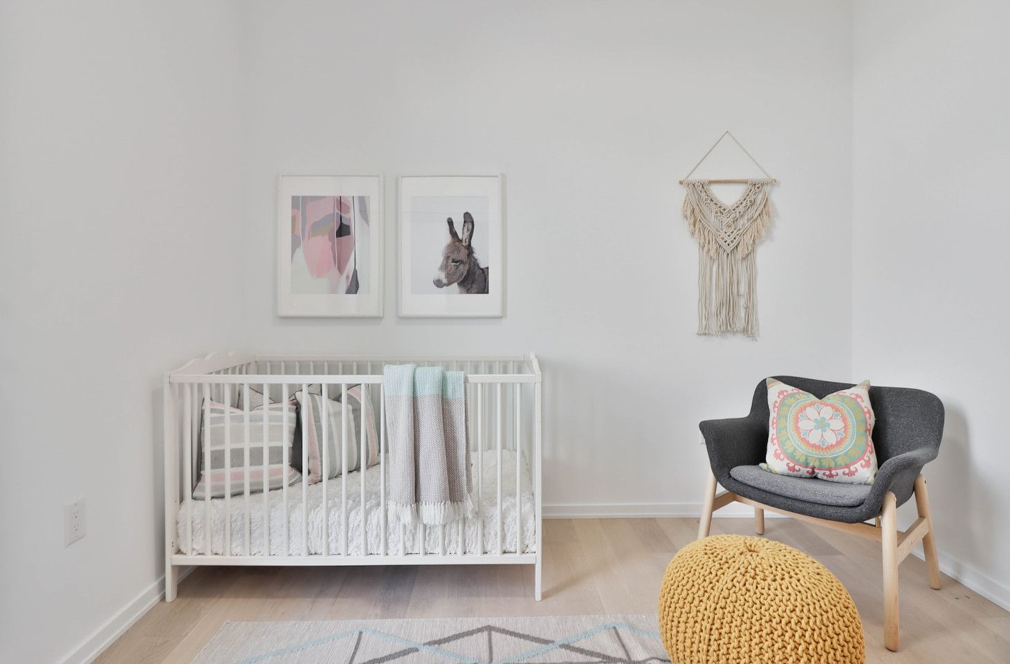 habitación de bebé decorada de forma minimalista