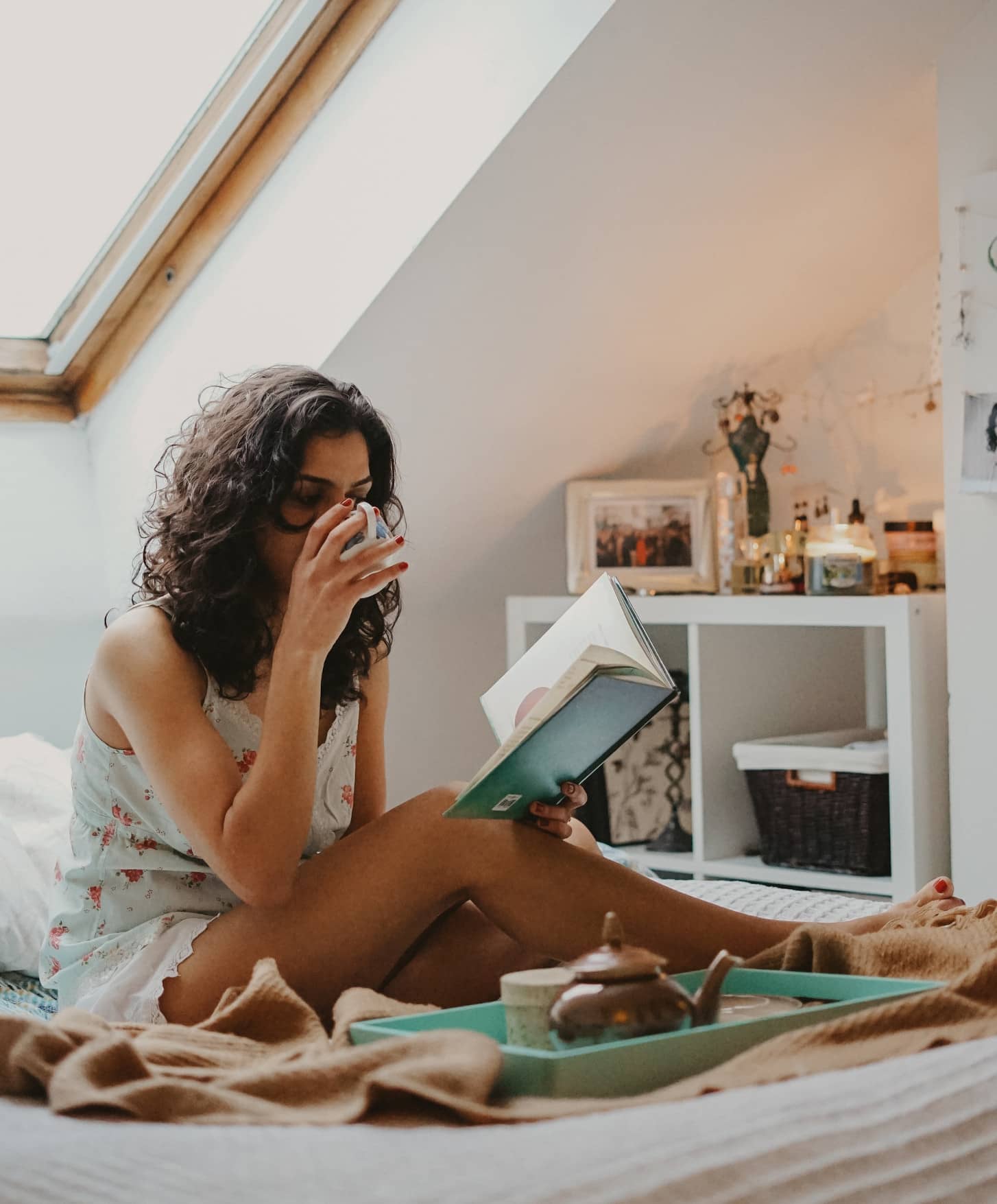 mujer leyendo y tomándose un té