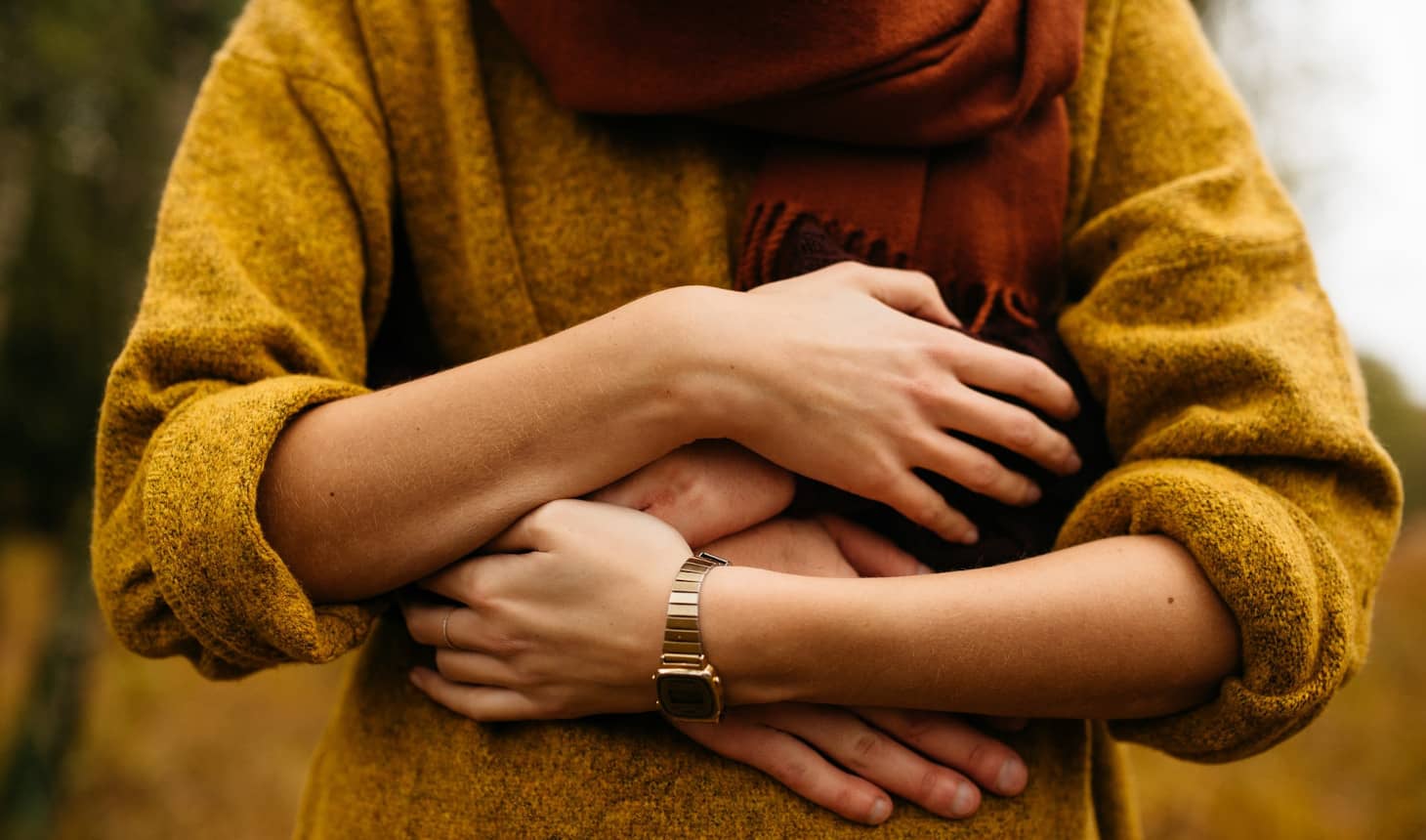 pareja embarazada abrazándose