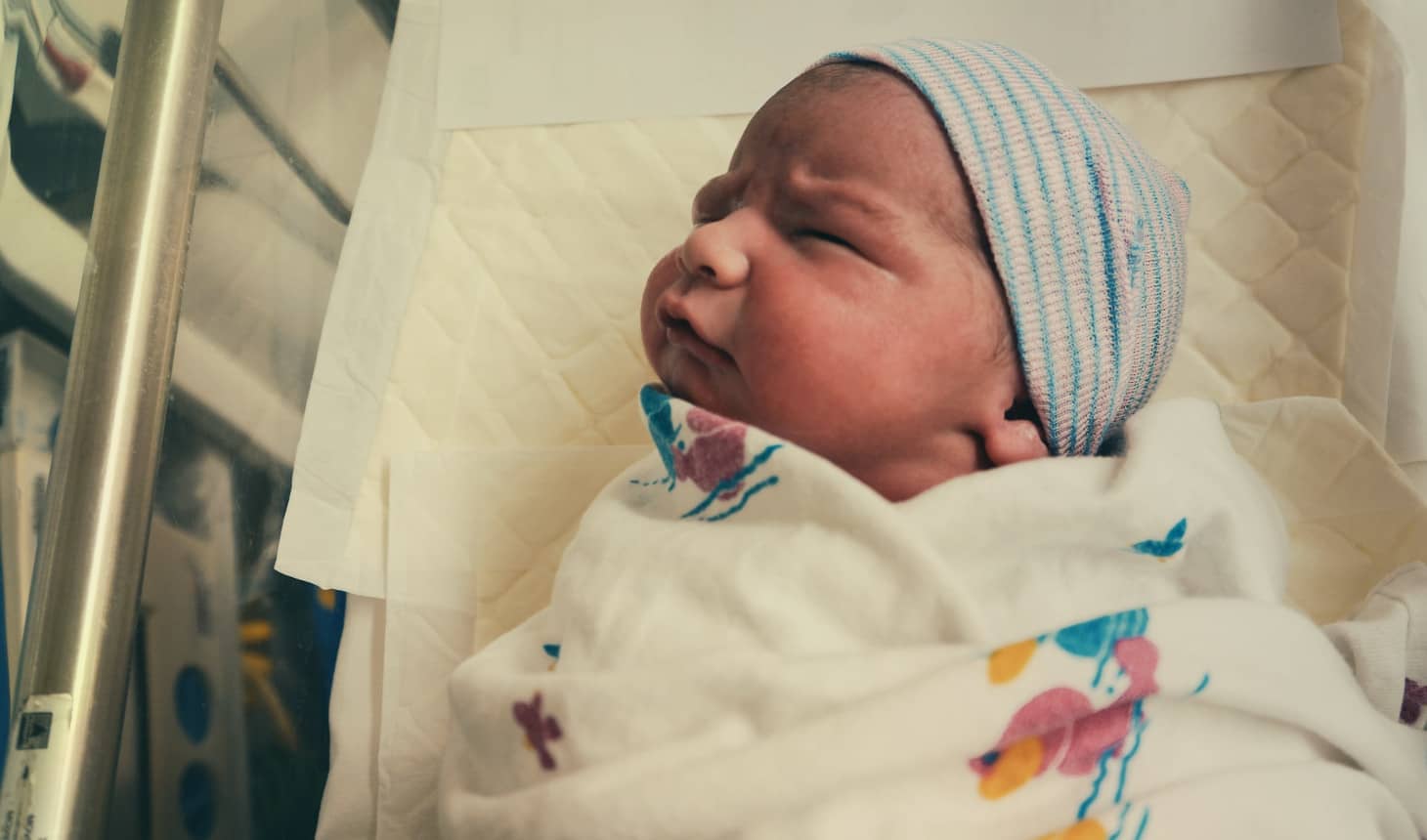 recién nacido en la cuna del hospital