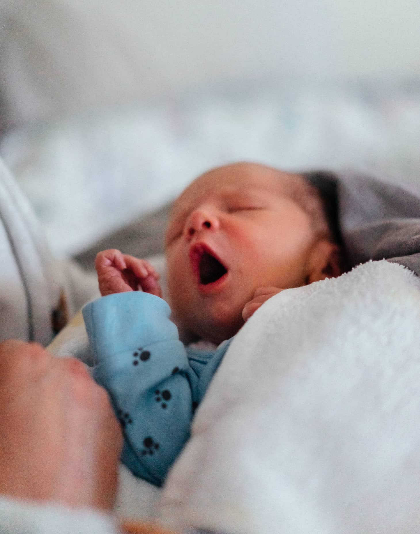 un recién nacido que bosteza