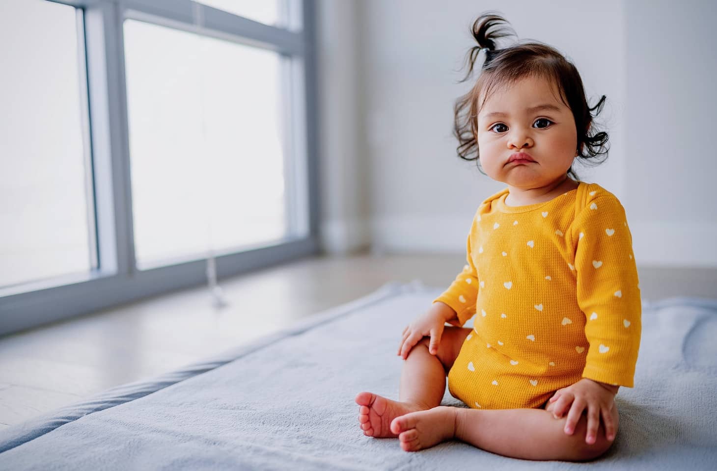 bebé sentadita en la alfombra