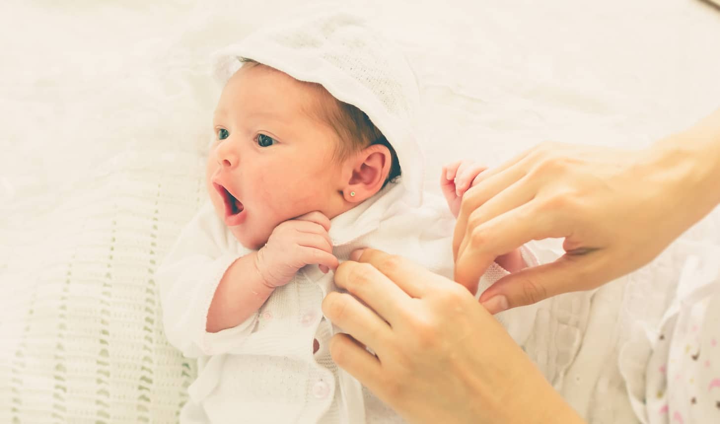 mamá vistiendo a una recién nacida