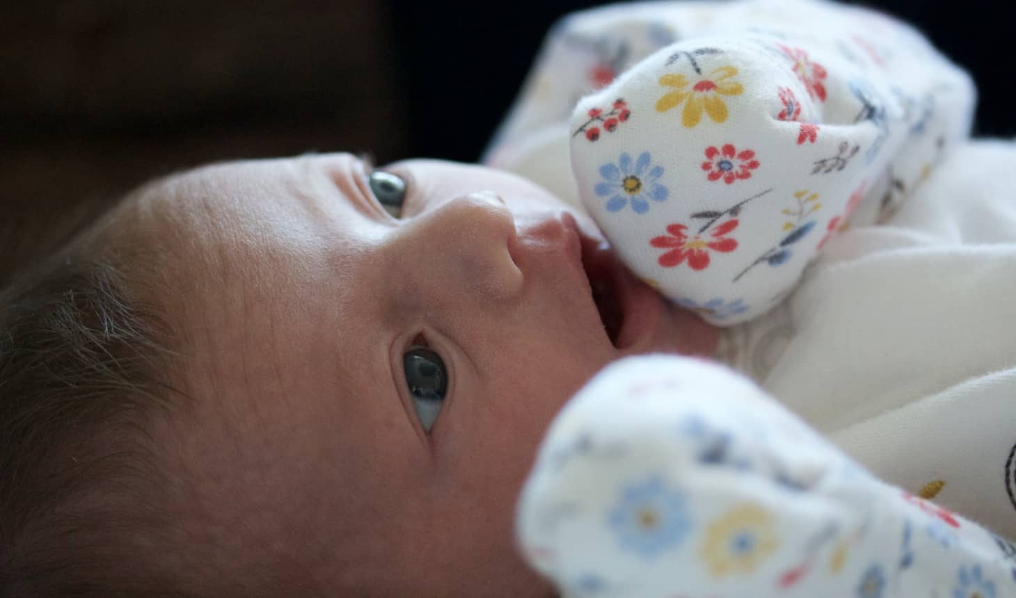 bebé recién nacido tendido