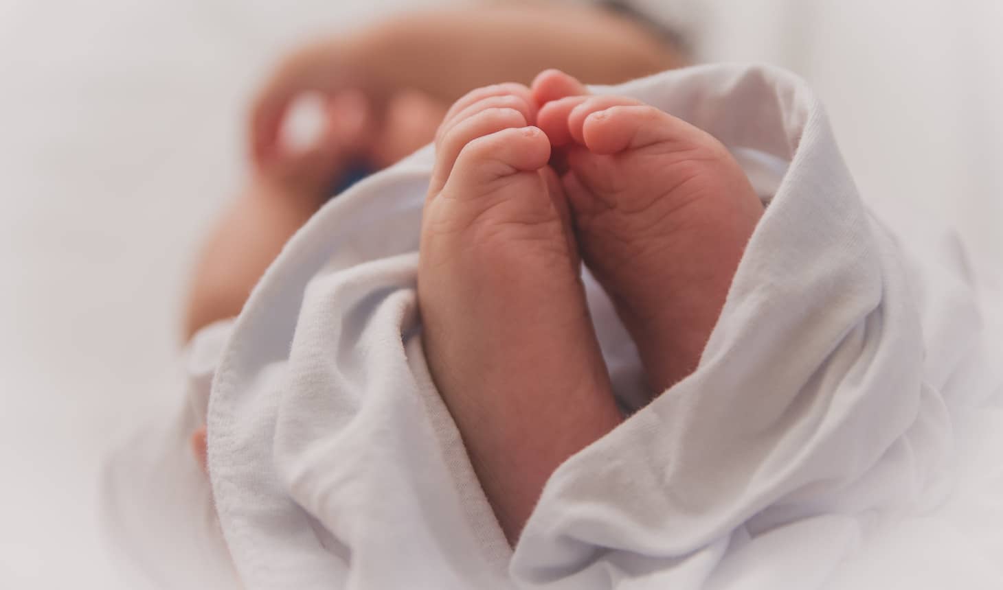 los piececitos de un recién nacido después de bañarse