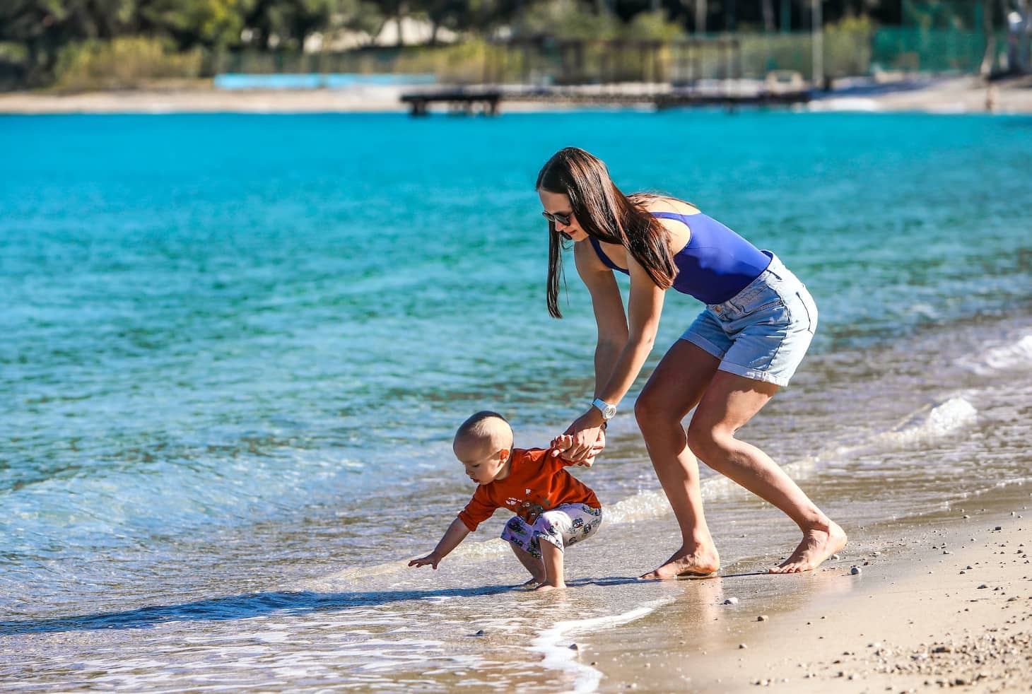 mamá en la playa con su bebé