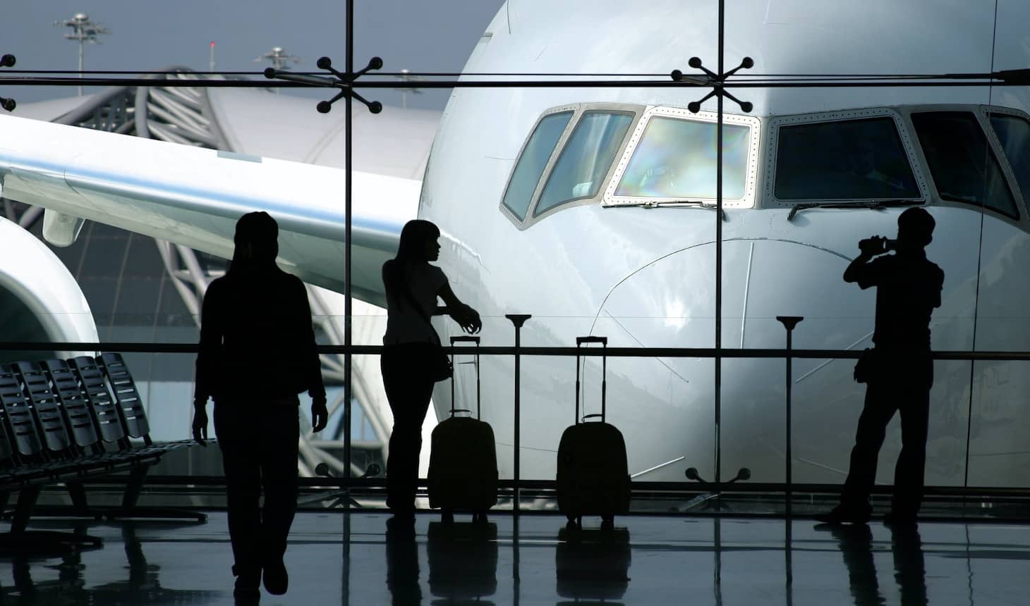 avión desde dentro de un aeropuerto