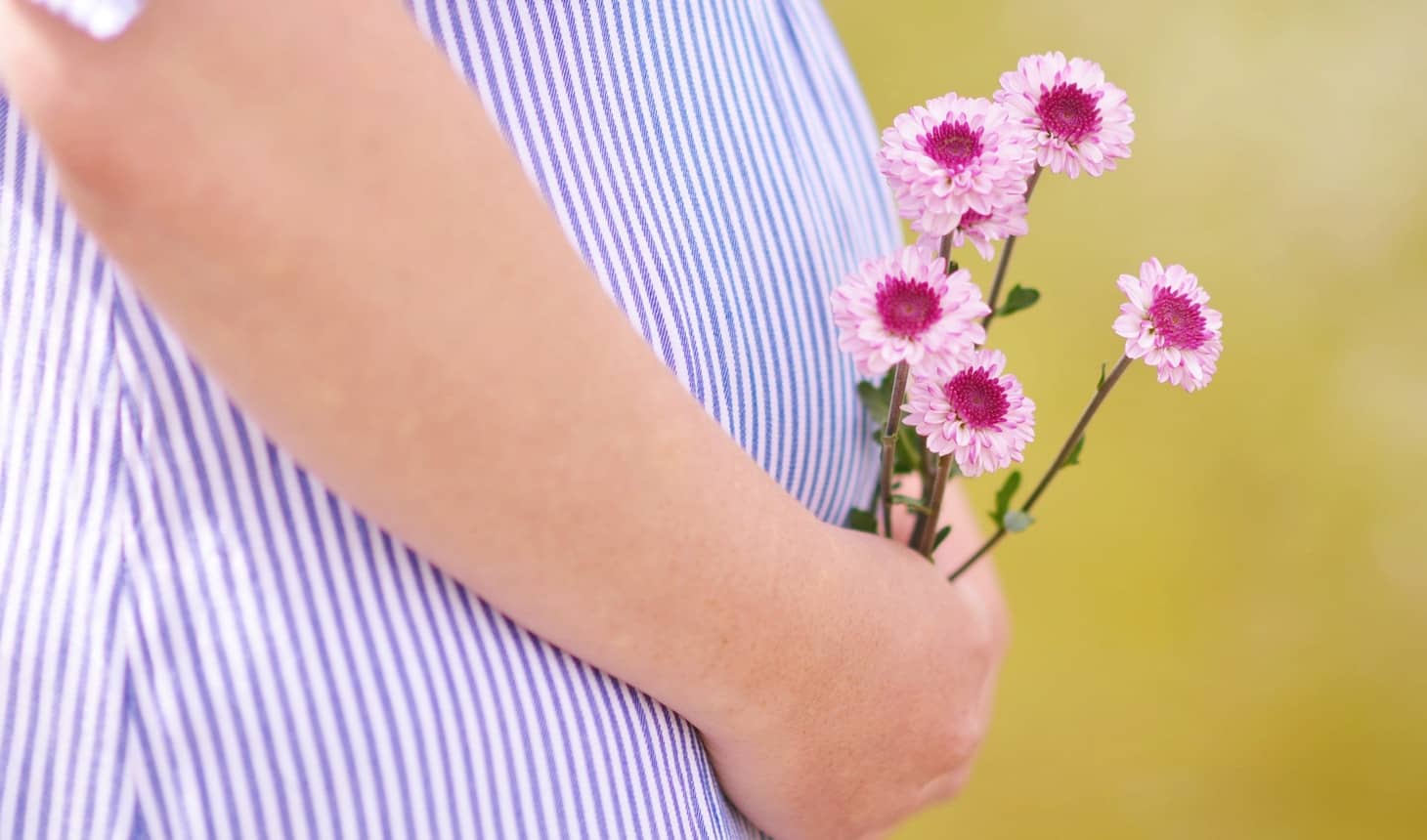 embarazada sostieniendo unas flores