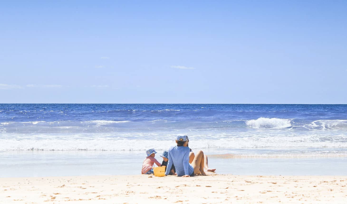 familia con niños pequeños en la playa