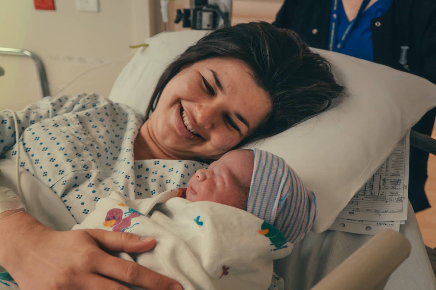 mamá en el hospital sosteniendo a su bebé