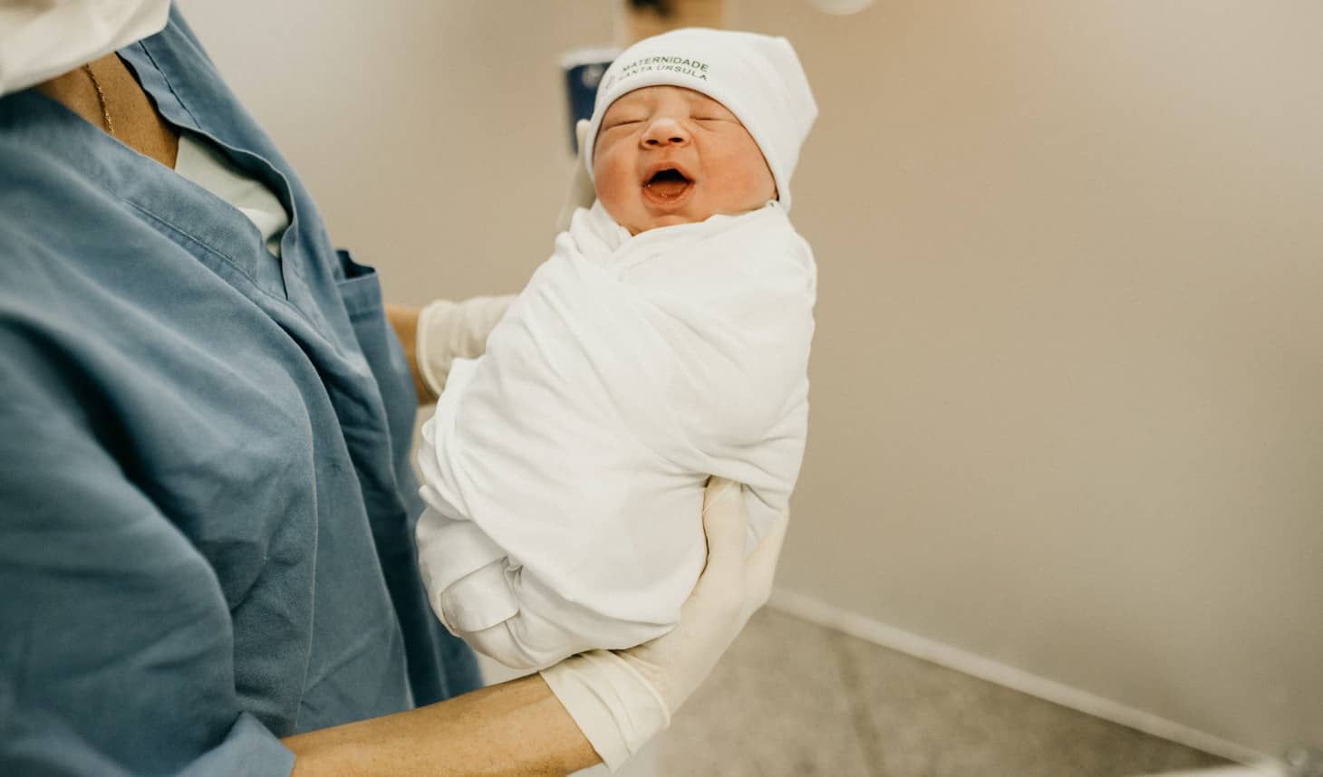 sujetando a un recién nacido en el hospital