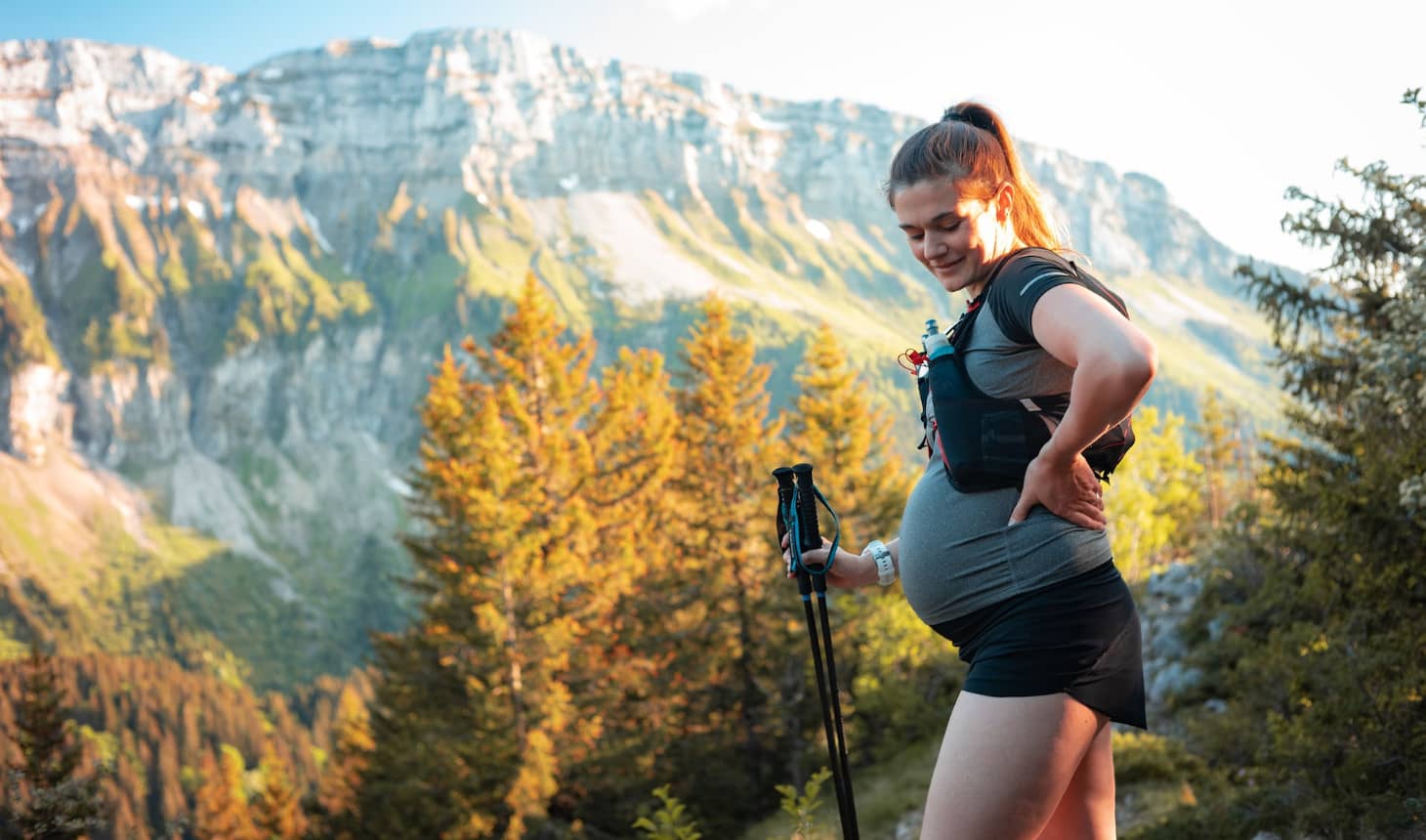 embarazada con una buena barriga haciendo senderismo