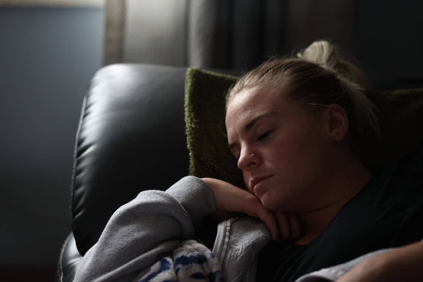 mujer durmiendo reclinada