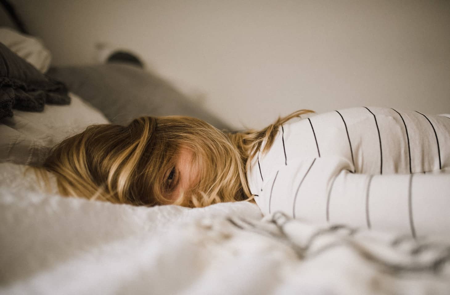 mujer tendida sin poder dormir