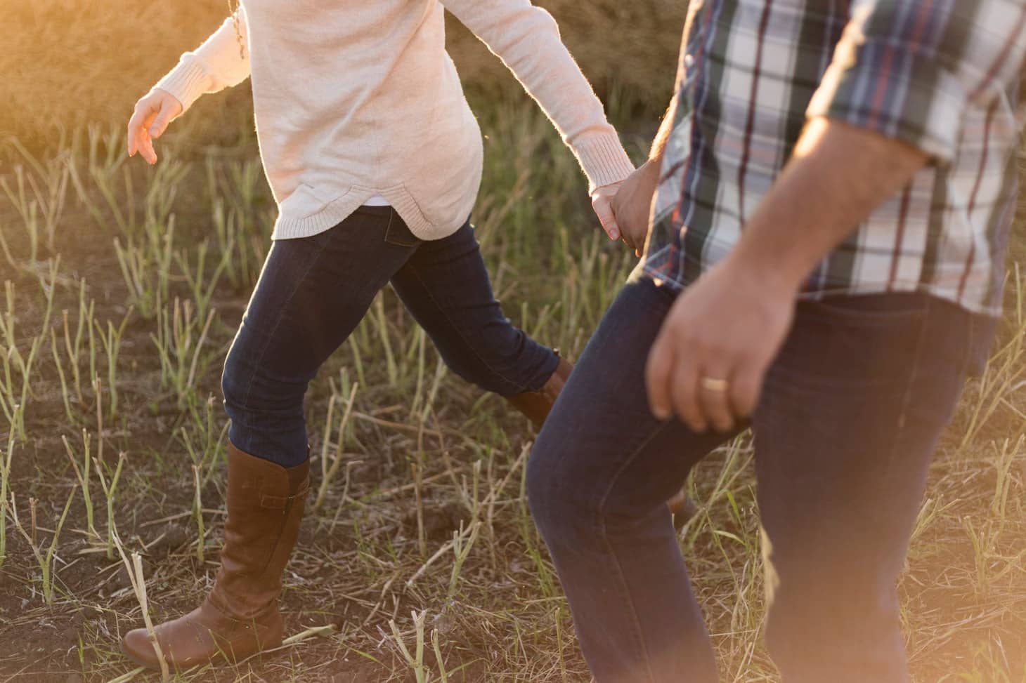 mujer y hombre caminando cogidos de la mano