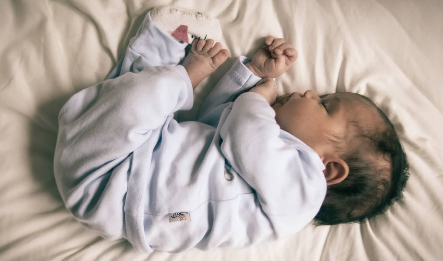 recién nacido durmiendo de costado