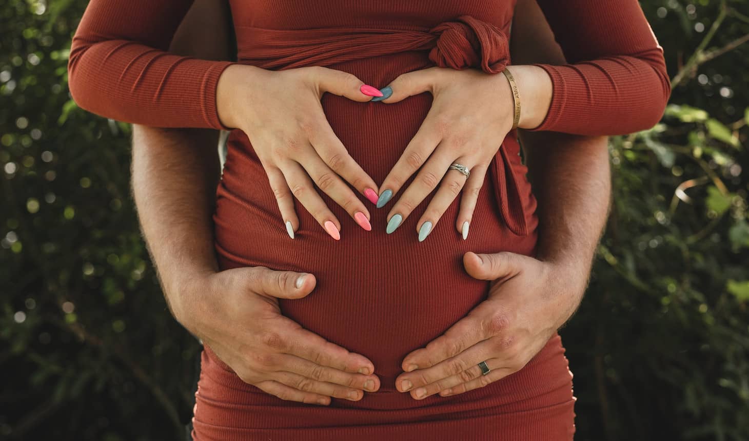 vientre de embarazada, pareja abrazada