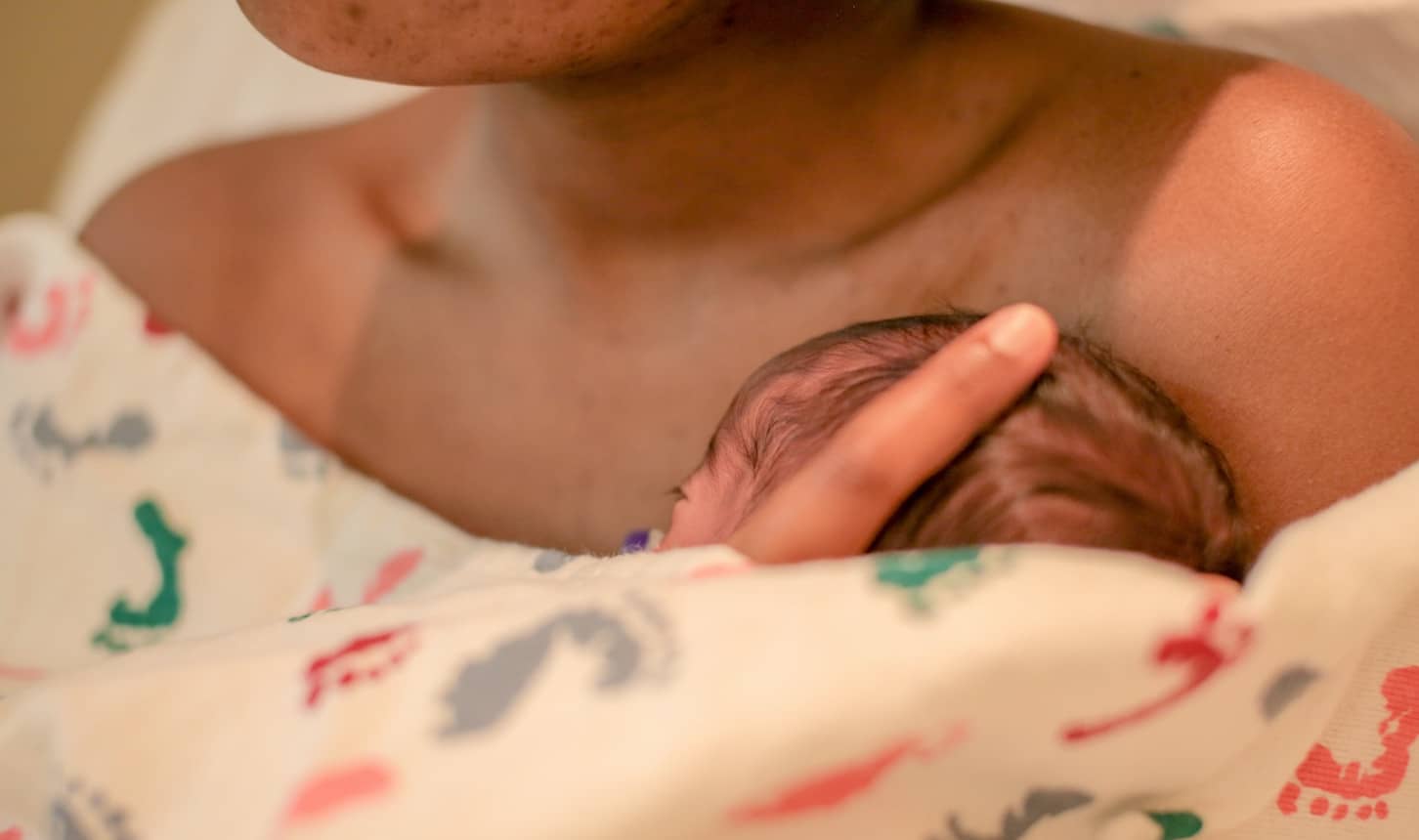 abrazada a su recién nacido