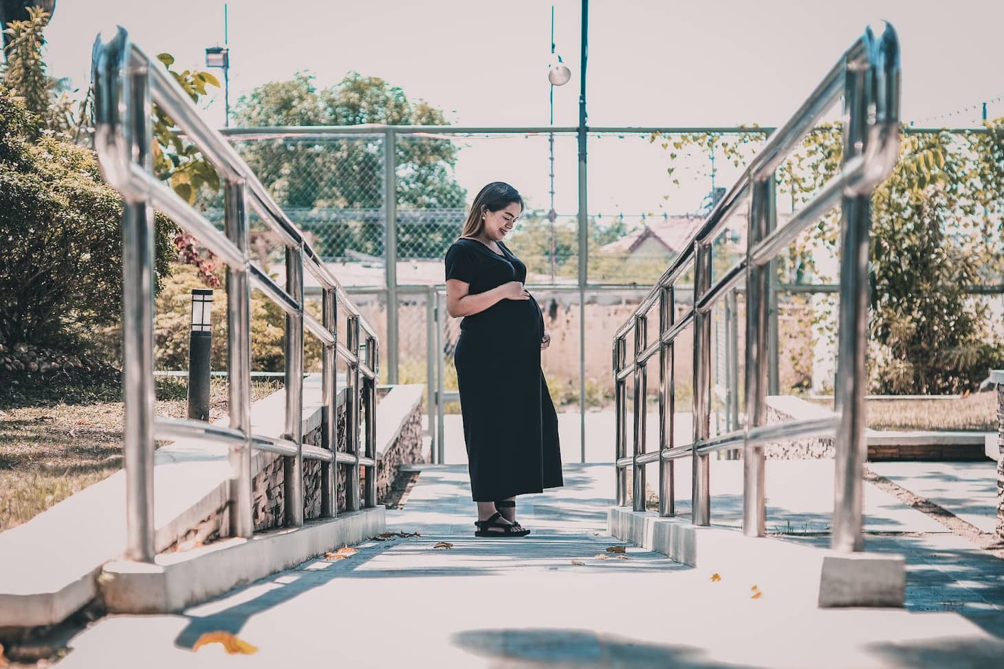 embarazada en una rampa al lado de las vías