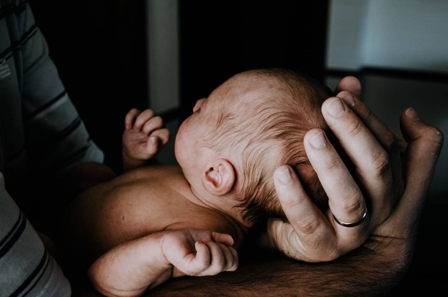 recién nacido en los brazos de papá